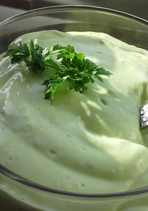 Una foto de Crema fría de aguacate con limón y cilantro fresco