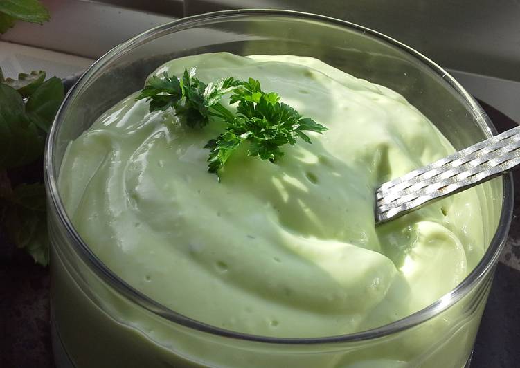 Crema fría de aguacate con limón y cilantro fresco