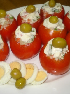 Una foto de Tomates rellenos con ensaladilla y atún