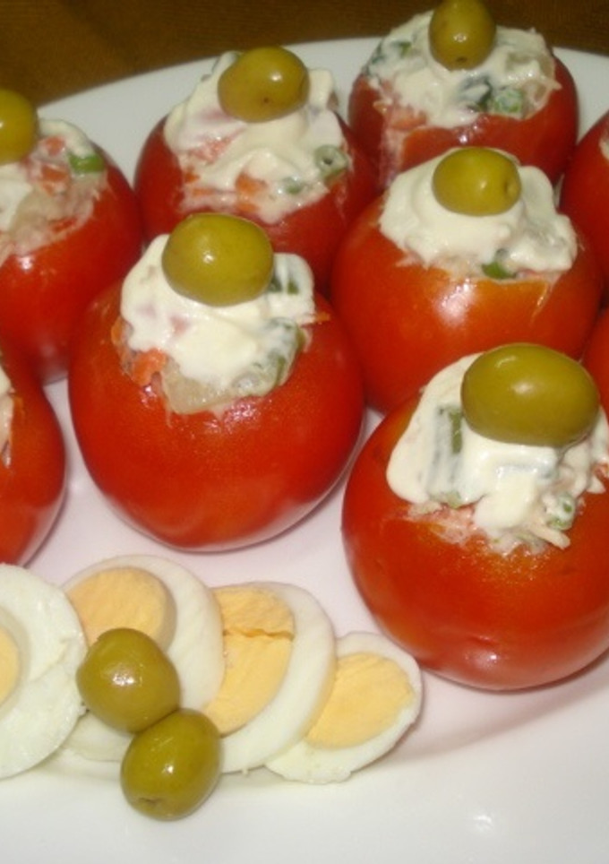 Una foto de Tomates rellenos con ensaladilla y atún
