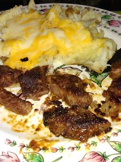 Una foto de Steak al vapor con papa asada gratinada