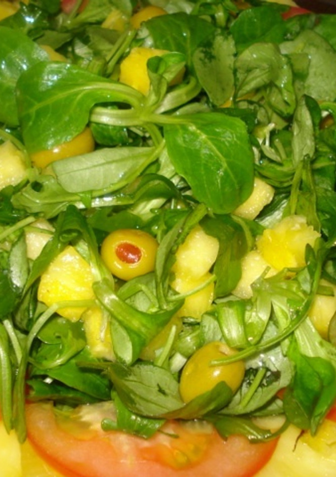 Una foto de Ensalada de hojas verdes (rúcula y canónigos)