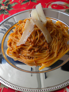 Una foto de Spaguetis con carne y queso parmesano