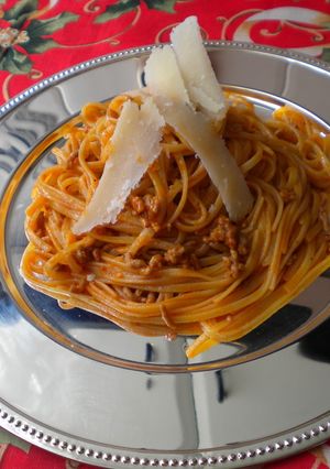 Una foto de Spaguetis con carne y queso parmesano