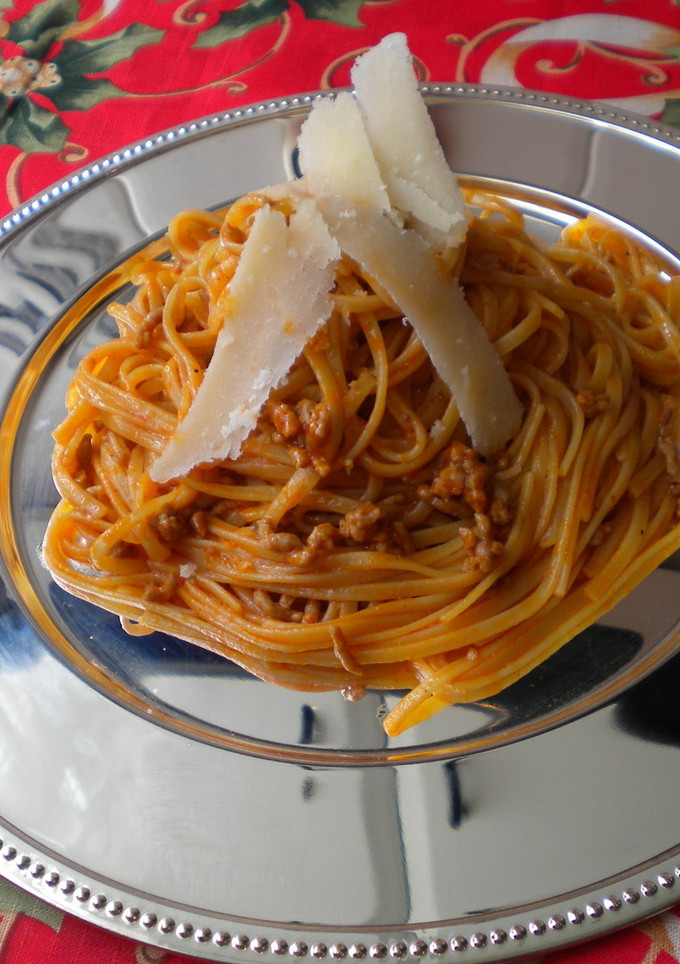 Una foto de Spaguetis con carne y queso parmesano