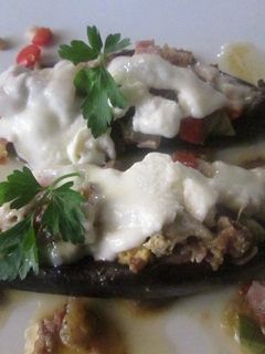 Una foto de Berenjenas rellenas con dos jamones