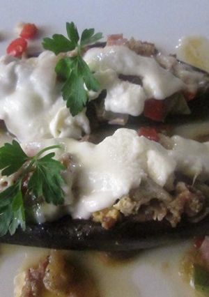 Una foto de Berenjenas rellenas con dos jamones
