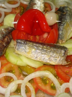 Una foto de Ensalada de tomates y sardinas