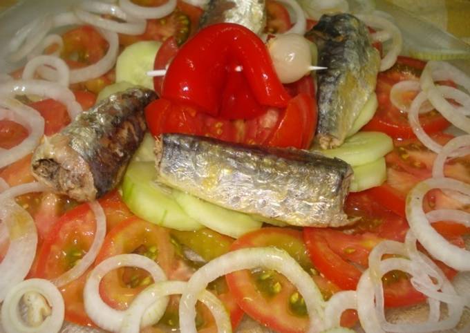 Foto principal de Ensalada de tomates y sardinas
