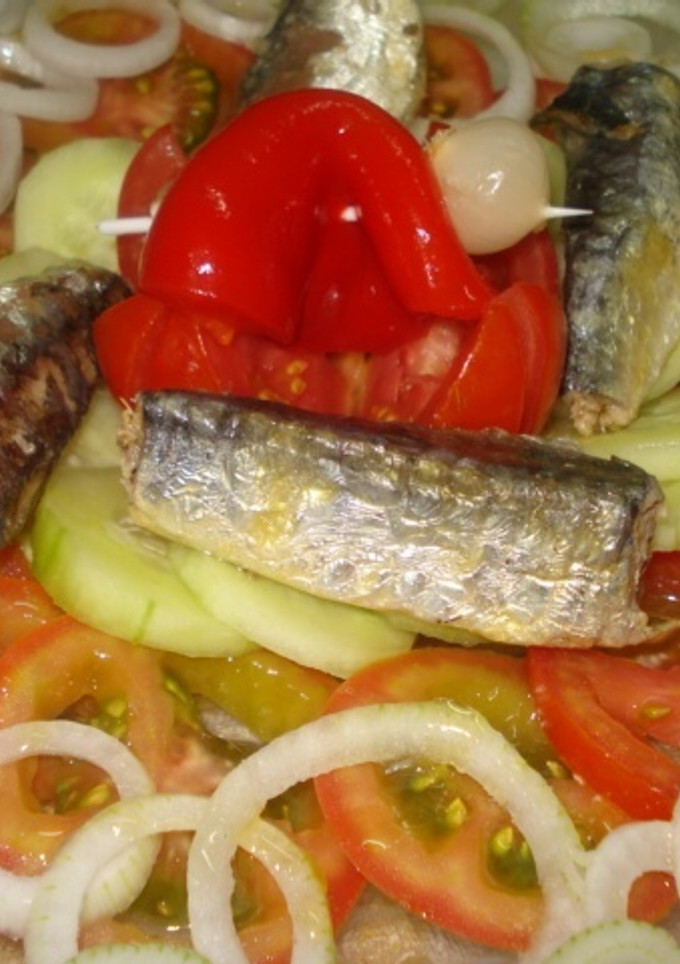 Una foto de Ensalada de tomates y sardinas
