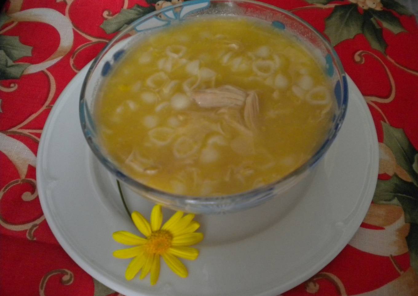Sopa con pollo y pasta
