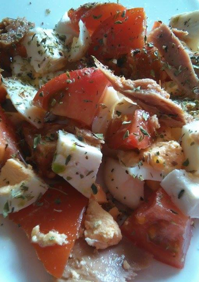 Una foto de Ensalada de Pascua con huevo duro de mona