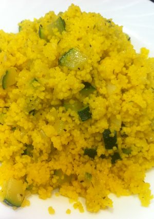 Una foto de Cous Cous con calabacines y hierbas aromáticas