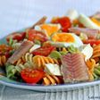 Ensalada de pasta y anguila ahumada