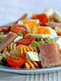 Ensalada de pasta y anguila ahumada 