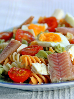 Una foto de Ensalada de pasta y anguila ahumada