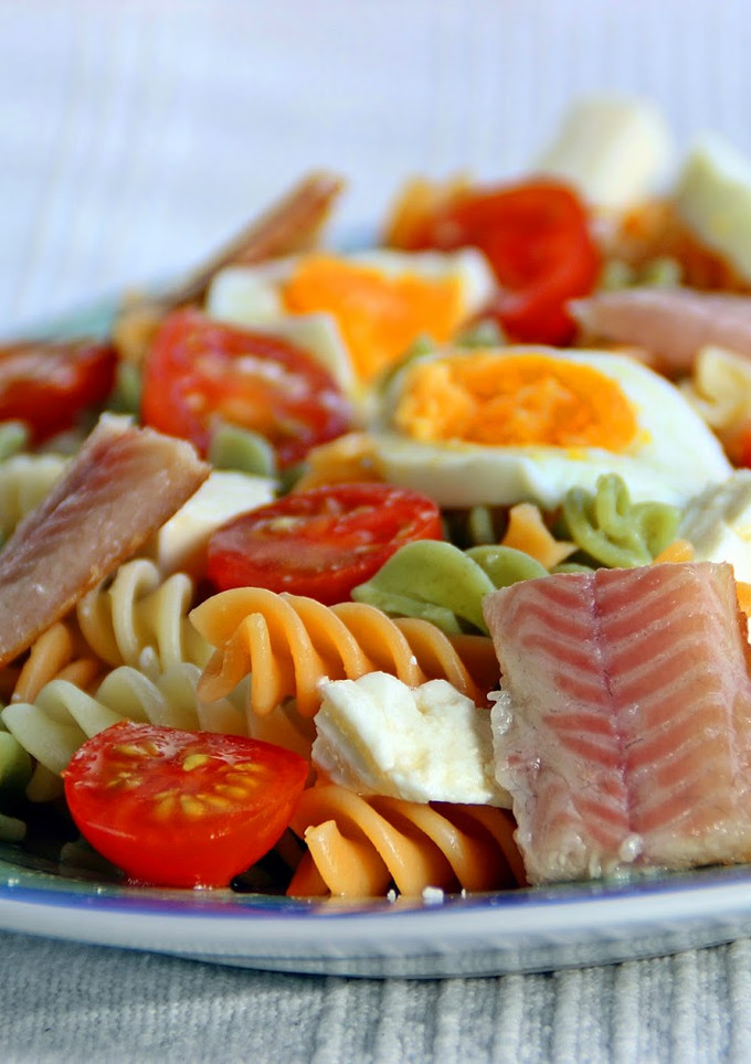 Una foto de Ensalada de pasta y anguila ahumada 