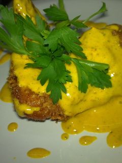 Una foto de Alitas de pollo rebozadas al limón con salsa Piamonteza