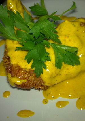Una foto de Alitas de pollo rebozadas al limón con salsa Piamonteza