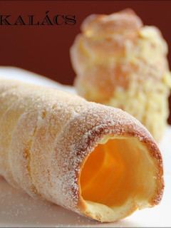 Una foto de Kürtőskalács (Pasteles de chimenea)