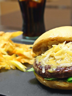 Una foto de Hamburguesa de kobe y queso curado