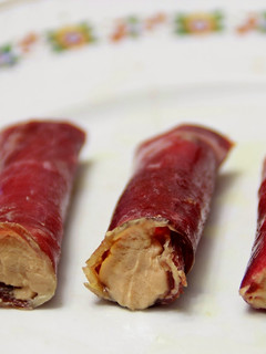 Una foto de Canutillos de cecina, foie y membrillo