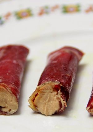 Una foto de Canutillos de cecina, foie y membrillo