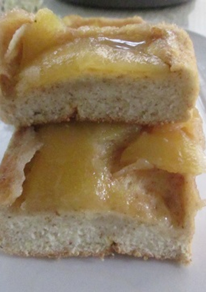 Una foto de Bizcocho con manzana azucarada