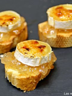 Una foto de Canapé de rulo de cabra caramelizado