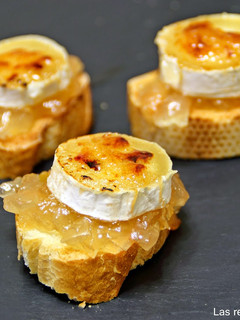 Una foto de Canapé de rulo de cabra caramelizado