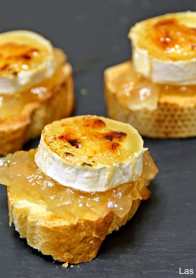 Una foto de Canapé de rulo de cabra caramelizado