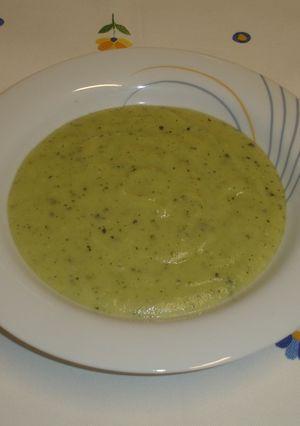 Una foto de Crema de calabacín al ajo-aceite