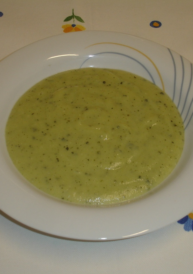 Una foto de Crema de calabacín al ajo-aceite