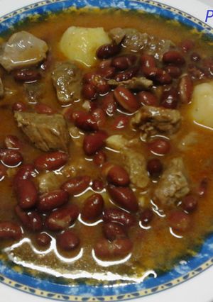 Una foto de Guiso de ternera con habichuelas rojas en crudo
