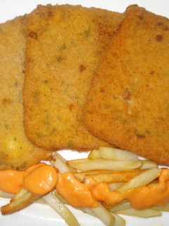 Una foto de San jacobos de jamón york y queso con patatas fritas y paté de morrones