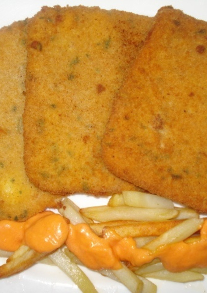 Una foto de San jacobos de jamón york y queso con patatas fritas y paté de morrones