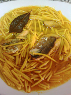 Una foto de caballa con fideos