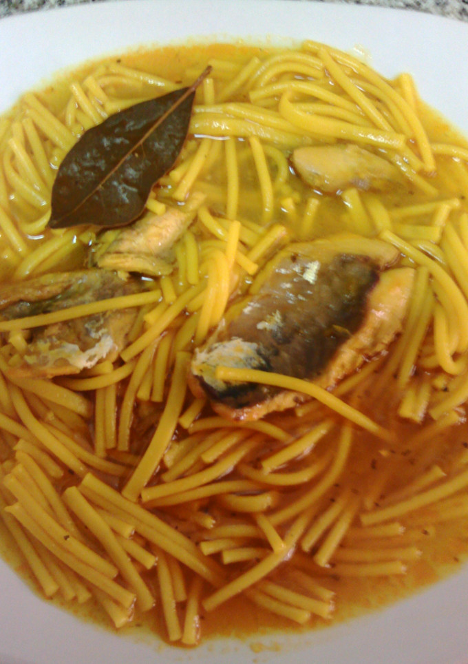 Una foto de caballa con fideos
