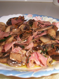 Una foto de Champiñones con jamón al ajillo