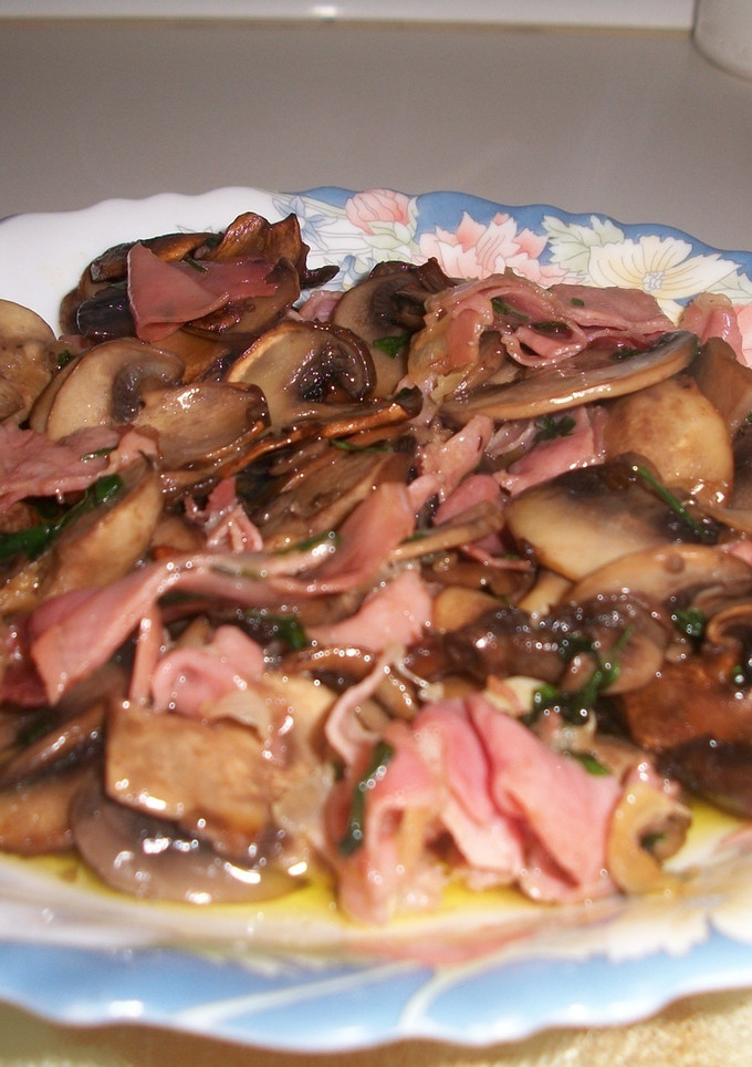 Una foto de Champiñones con jamón al ajillo