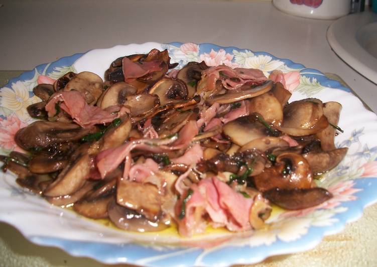 Champiñones con jamón al ajillo