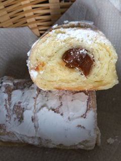 Una foto de Cañoncitos de dulce de leche con azúcar impalpable