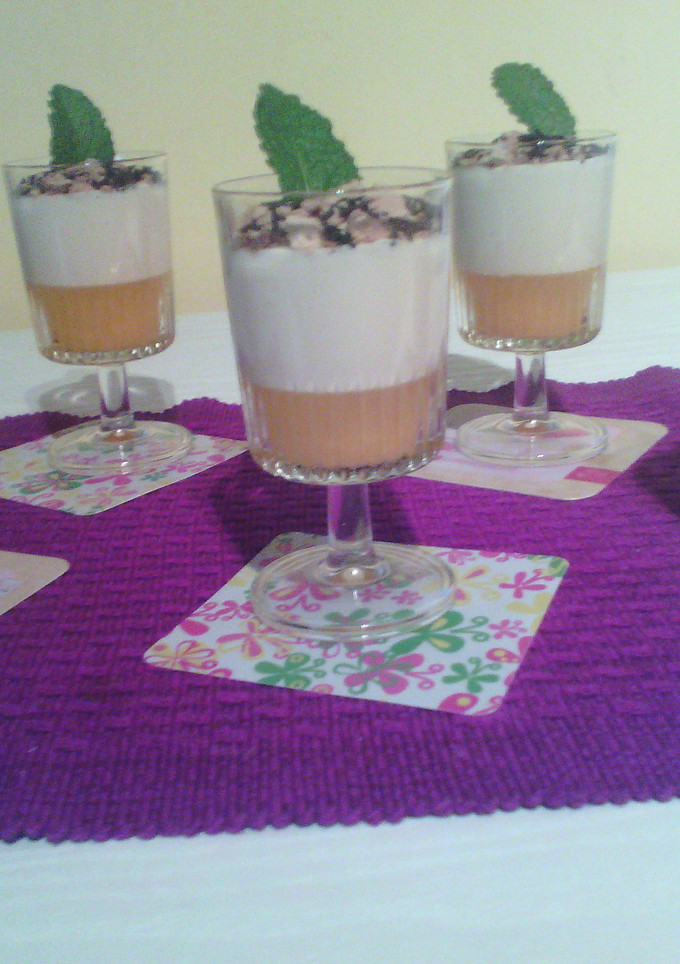 Una foto de Copas de Gelatina de Naranjas y Flan de coco