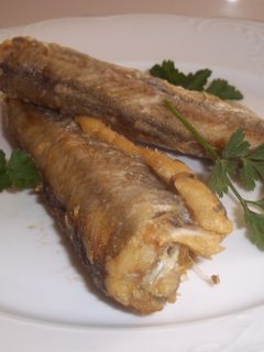 Una foto de Bacalaos enteros y fritos