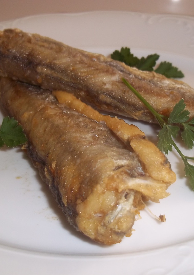Una foto de Bacalaos enteros y fritos