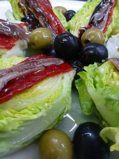 Una foto de Cogollos de Tudela con anchoa y pimiento rojo