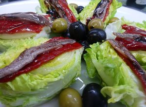 Una foto de Cogollos de Tudela con anchoa y pimiento rojo