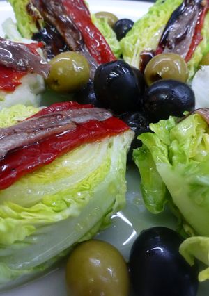 Una foto de Cogollos de Tudela con anchoa y pimiento rojo