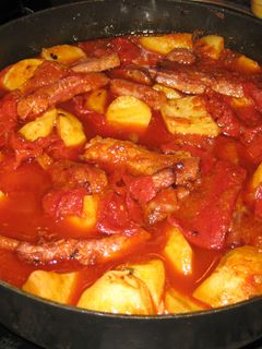 Una foto de Costilla ibérica con patatas y chorizo