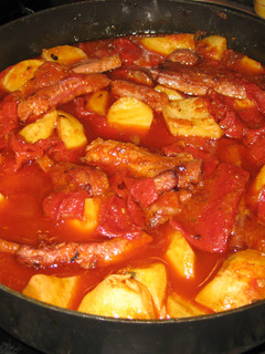 Una foto de Costilla ibérica con patatas y chorizo